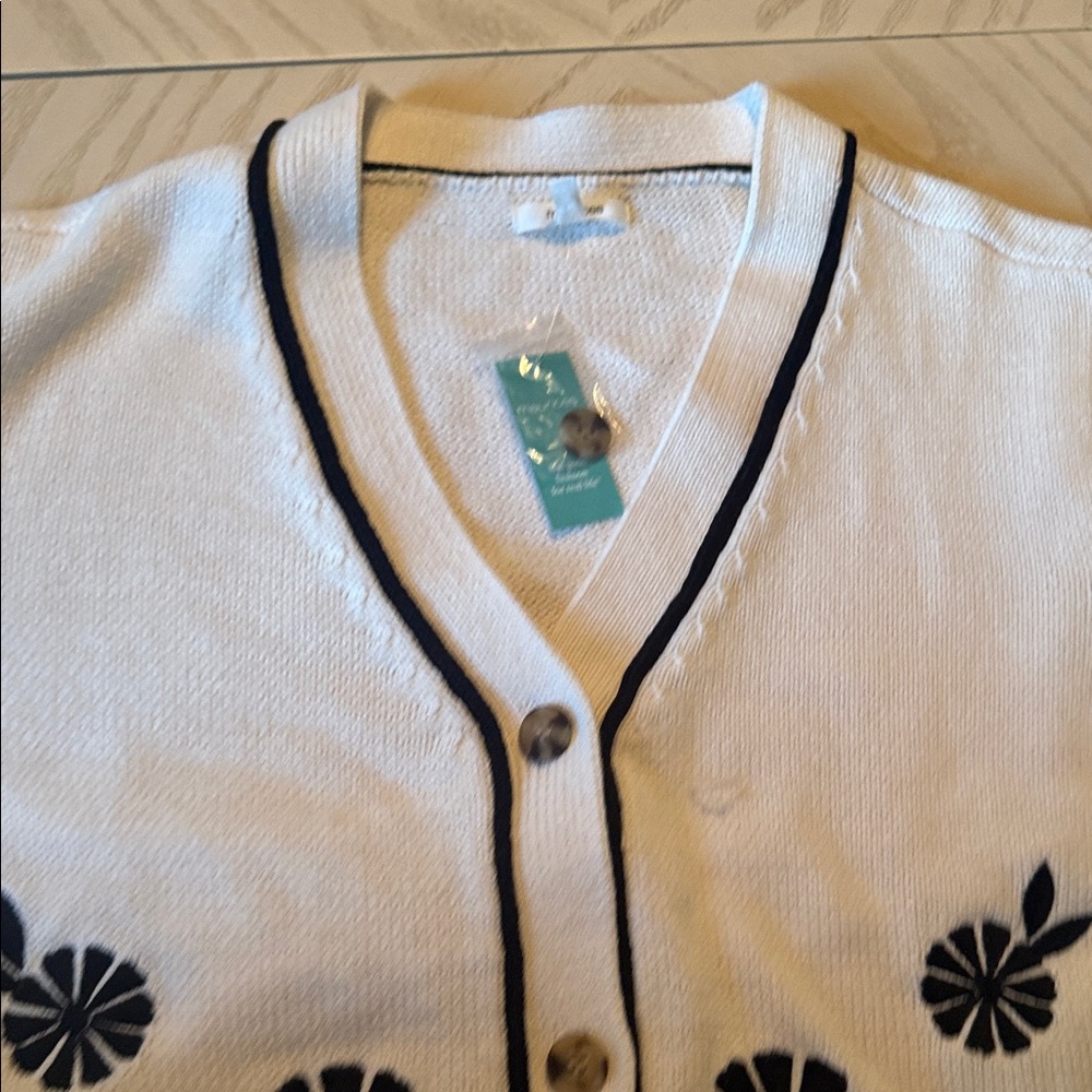 Maurices Cream and Black Floral Cardigan π§π»ββοΈ - Picture 5 of 15